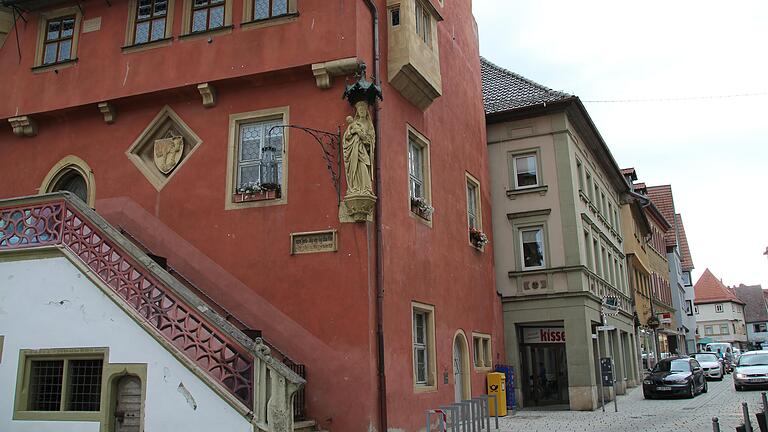 Bei der anstehenden Sanierung des Ochsenfurter Rathauses stellt sich die Frage, ob ein viertes Gebäude in der Hauptstraße (rechts neben dem Rathaus) mit einbezogen werden könnte.