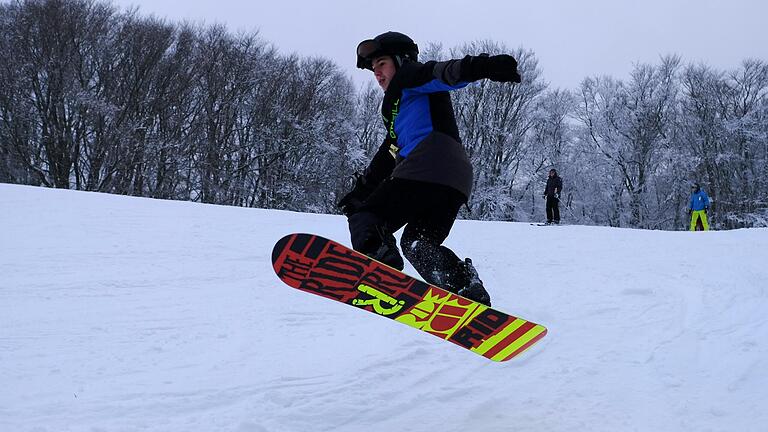 Auch Snowboarder kommen derzeit in der Rhön auf ihre Kosten. Auch Snowboarder kommen derzeit in der Rhön auf ihre Kosten.
