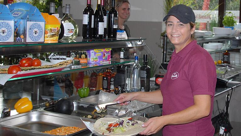 Sibel Chadwik bedient eine Kundin in Hadi's Döner. Das türkische Restaurant in der Äußeren Sulzfelder Straße ist das jüngste und größte seine Zunft in Kitzingen.