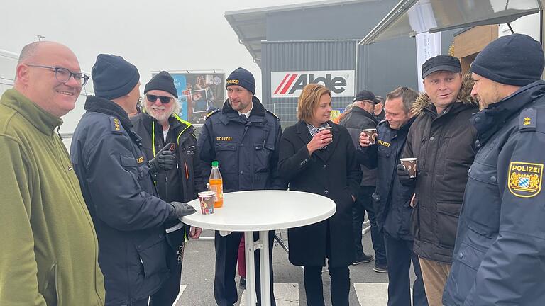 Zu einer ungewöhnlichen Sprechstunde, einem Kaffeeklatsch, hatte die Polizei am Samstag auf den Rewe-Parkplatz Euerbach eingeladen. Im Bild (von links) Guido Spahn, Schweinfurts Polizeichef Markus Hack, Helmut Höfer, Robert Neun, Bürgermeisterin Simone Seufert, Christian Birkmeyer, Oliver Madinger und Matthias Wehner. Zu einer ungewöhnlichen Sprechstunde, einem Kaffeeklatsch, hatte die Polizei am Samstag auf den Rewe-Parkplatz Euerbach eingeladen. Im Bild (von links) Guido Spahn, Schweinfurts Polizeichef Markus Hack, Helmut Höfer, Robert Neun, Bürgermeisterin Simone Seufert, Christian Birkmeyer, Oliver Madinger und Matthias Wehner.