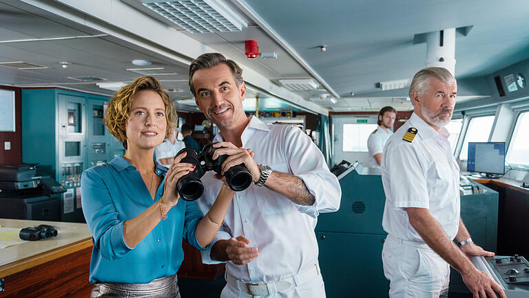 ZDF-Reihe «Das Traumschiff» - Nusantara.jpeg       -  Szene aus Folge 100: Kapitän Max Parger (Florian Silbereisen) bringt Veronika Bruckner (Wanda Perdelwitz) mit an Bord.