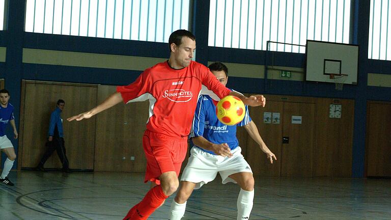 TSVgg Hausen war der erste Bayerische Futsal-Meister - Unser Bild zeigt Hausens Miroslav Faktor (vorne) in einem Gruppenspiel bei den Bayerischen Futsal-Meisterschaften in der Bad Kissinger Bayernhalle im Jahr 2008. TSVgg Hausen war der erste Bayerische Futsal-Meister - Unser Bild zeigt Hausens Miroslav Faktor (vorne) in einem Gruppenspiel bei den Bayerischen Futsal-Meisterschaften in der Bad Kissinger Bayernhalle im Jahr 2008.