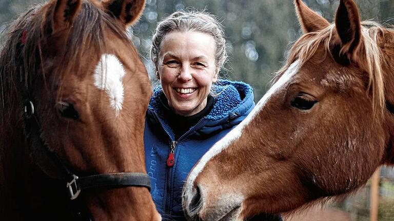 Petra Hausner hat bereits zwei Freiberger Fohlen gerettet. 'Leona' (rechts) ist eines von ihnen. Die Stutet lebt seit 2014 mit Hausners anderen Pferden bei ihr in Altfeld. 'Eddie' (links) und die anderen Stuten haben sie gut aufgenommen.