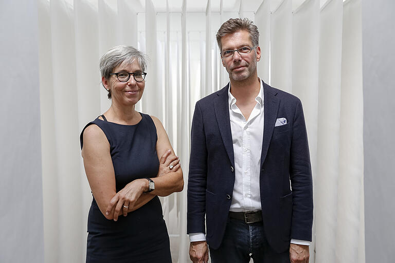 Neue Ausstellung im Kunstschiff Arte Noah mit einer Rauminstallation der Künstlerin Corinna Krebber mit dem Titel 'Über das Verschwinden von Gewissheiten'.&nbsp;Hier mit Herr Knaus, Vorstandsmitglied Kunstverein Foto: Johannes Kiefer