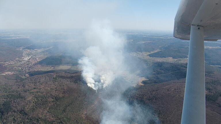 So sieht Waldbrand von oben aus: Rauchsäulen bei Giebelstadt im extrem trockenen Jahr 2018, fotografiert von Pilot Charles Herrmann. So sieht Waldbrand von oben aus: Rauchsäulen bei Giebelstadt im extrem trockenen Jahr 2018, fotografiert von Pilot Charles Herrmann. 