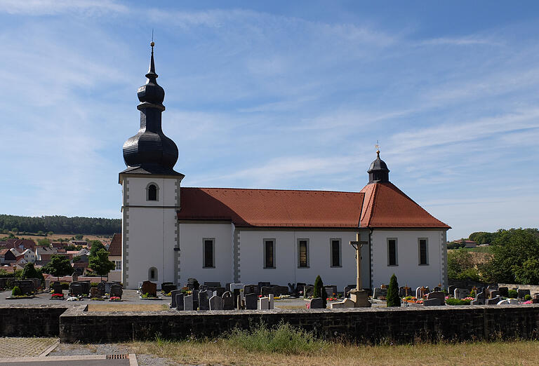 Die katholische Pfarrkirche St. Nikolaus mit ihrer markanten barocken Zwiebelhaube prägt das Dorf Strahlungen. Die katholische Pfarrkirche St. Nikolaus mit ihrer markanten barocken Zwiebelhaube prägt das Dorf Strahlungen.