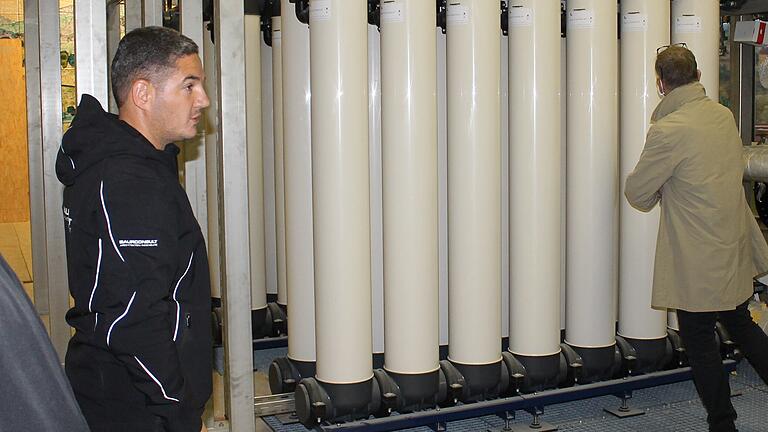 Rainer Dusold (links), Bauleiter des ausführenden Ingenieurbüros, informierte die Mitglieder des WZV's über die Funktion der neuen Ultrafiltrationsanlage. Diese Anlage stellt den derzeit neuesten Stand der Technik in Sachen Wasserfiltration dar, so der Fachmann. Rainer Dusold (links), Bauleiter des ausführenden Ingenieurbüros, informierte die Mitglieder des WZV's über die Funktion der neuen Ultrafiltrationsanlage. Diese Anlage stellt den derzeit neuesten Stand der Technik in Sachen Wasserfiltration dar, so der Fachmann.