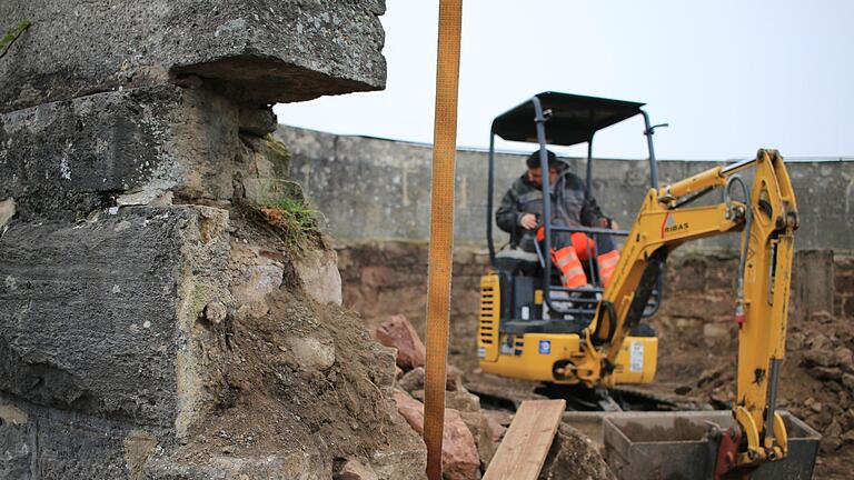 Michael Czegley baggert den Kapellenturm aus, um Platz für den Ringanker aus Stahlbeton zu schaffen. Foto: Benedikt Borst       -  Michael Czegley baggert den Kapellenturm aus, um Platz für den Ringanker aus Stahlbeton zu schaffen. Foto: Benedikt Borst