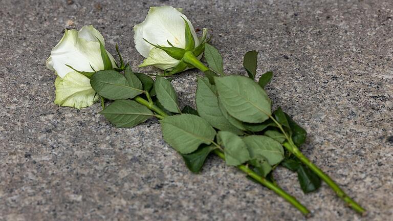 Als Reaktion auf das umstrittene Maskenurteil eines Weimarer Amtsrichters sind bundesweit vor vielen Gerichten weiße Rosen niedergelegt worden; vor allem in Thüringen, aber auch in Schweinfurt.