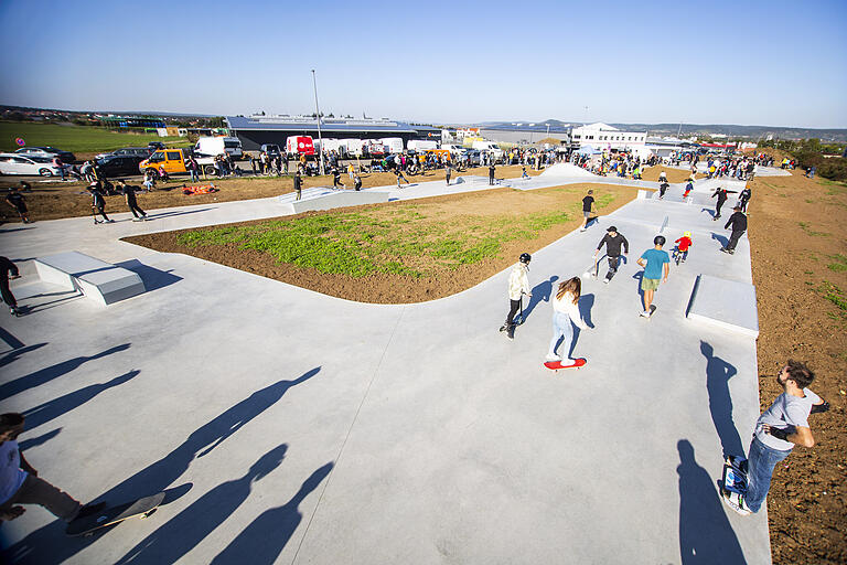 Die Eröffnung des Skateparks in Knetzgau war sehr gut besucht. Mehr als 500 Besucher waren am ersten Tag dabei.