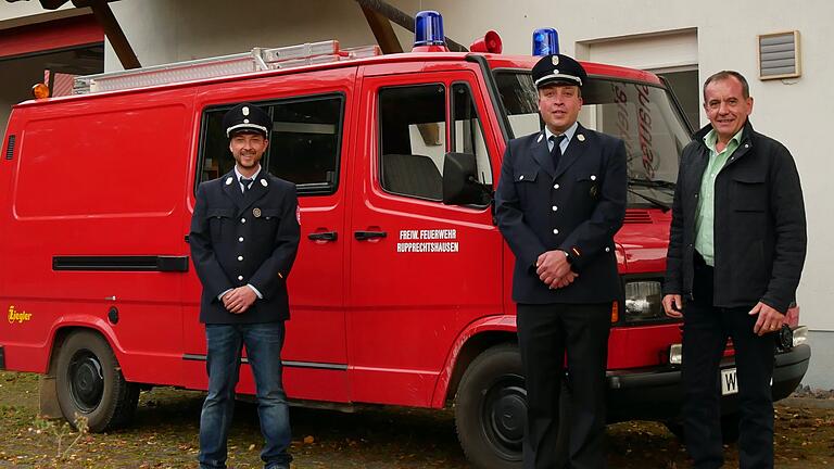 Wiederwahl und Bestätigung bei der Freiwilligen Feuerwehr Rupprechtshausen (von links) der stellvertretende Kommandant Steffen Hartmann, Kommandant Daniel Götz und Bürgermeister Alois Fischer. Ihr Tragkraftspritzenfahrzeug ist 30 Jahre alt. Der Wunsch nach einer Ersatzbeschaffung wurde im Unterpleichfelder Gemeinderat diskutiert.