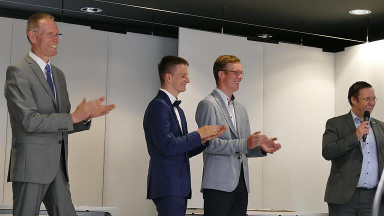 Durch den Vertreter der VR-Bank Main-Rhön, Tobias Herzog (rechts), wurden Lukas Stegmann (2. von links) für besonders ausgeprägtes soziales Engagement und Linus Neugebauer für eine hervorragende Seminararbeit in Physik ausgezeichnet. Dazu gratulierte auch Schulleiter Robert Jäger (links).