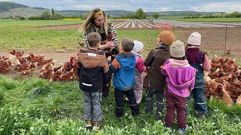 Erlebnisbäuerin Jasmin Preising vom Biohof Preising mit Kindern des Erlebnisnachmittags 'Vom Ei zum Pfannkuchen'