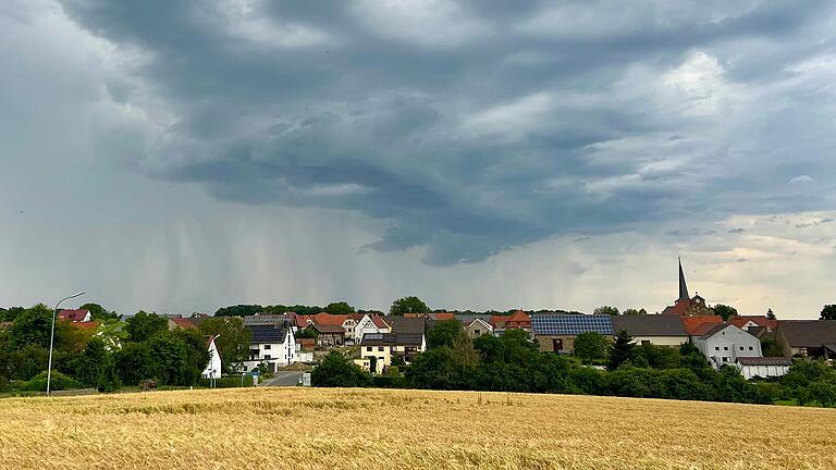 Dieses heftige Gewitter kam diese Woche auf Egenhausen (Lkr. Schweinfurt) zu. Doch es zog knapp vorbei und sorgte nur für einige Regentropfen. Am Freitagabend könnte es jedoch mehr regnen.