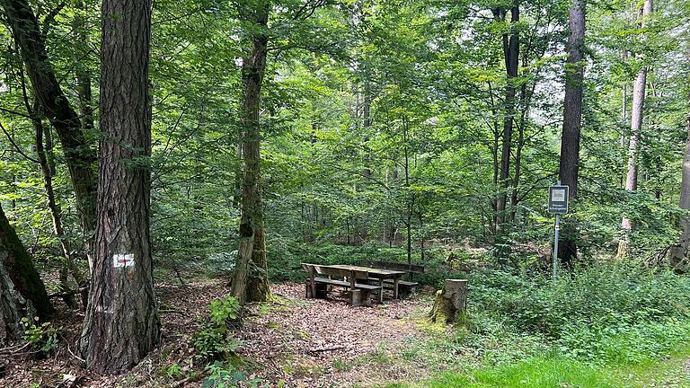 Kleiner Rückzug gefällig? Hier an dieser Sitzgruppe tief im Wustvieler Forst lässt es sich aushalten. Kleiner Rückzug gefällig? Hier an dieser Sitzgruppe tief im Wustvieler Forst lässt es sich aushalten.