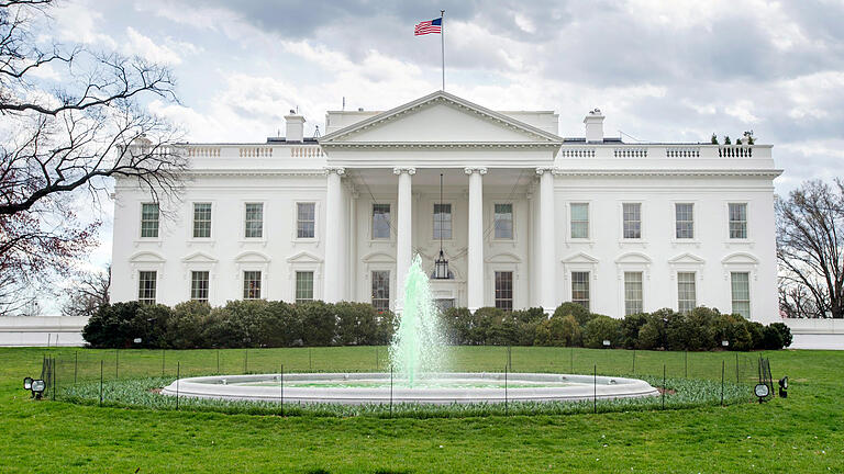 Das Weiße Haus       -  FILE - epa05216647 The fountain on the North Lawn of the White House is seen dyed green to celebrate St. Patrick's Day, in Washington, DC, USA, 17 March 2016. EPA/MICHAEL REYNOLDS (zur Vorberichterstattung über die Wahlen in den USA vom 07.11.2016) +++(c) dpa - Bildfunk+++ |