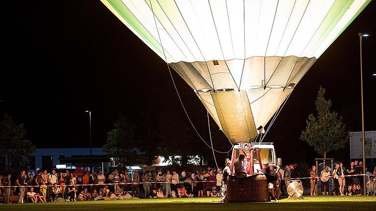 Mehr als 9000 Menschen besuchten am Samstagabend das &bdquo;Lichterfest und Ballonglühen&ldquo; auf der Landesgartenschau in Würzburg. Auf der Festwiese brachte der Verein der Würzburger Ballonfahrer Ballons vier 25 Meter hohe Heißluftballons zum Glühen &ndash; ein Höhepunkt des abendlichen Spektakels.Fotos: Patty Varasano