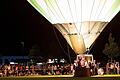 Mehr als 9000 Menschen besuchten am Samstagabend das &bdquo;Lichterfest und Ballonglühen&ldquo; auf der Landesgartenschau in Würzburg. Auf der Festwiese brachte der Verein der Würzburger Ballonfahrer Ballons vier 25 Meter hohe Heißluftballons zum Glühen &ndash; ein Höhepunkt des abendlichen Spektakels.Fotos: Patty Varasano