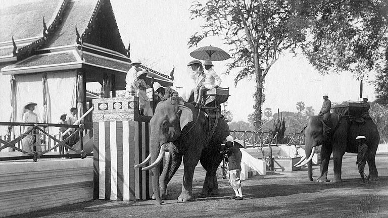 Herzog Johann Albrecht von Mecklenburg mit seiner Frau anlässlich ihrer Hochzeitsreise in Thailand,&nbsp; um 1912. Ein frühes Beispiel für die touristische Vermarktung der grauen Riesen. Historische Fotografie aus dem Museum Fünf Kontinente, München.