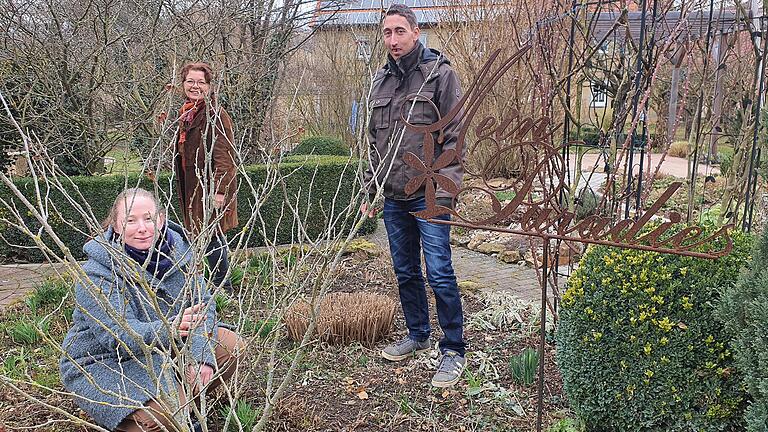 Noch fehlt die Farbe: Doch Garten-Expertin Brigitte Goss (hinten links), Landschaftsgärtner Klaus Scheder und seine Frau Sarah (vorne) wissen ganz genau, dass das Schild 'Mein Paradies' völlig zurecht in diesem umweltgerechten Lülsfelder Garten steht.