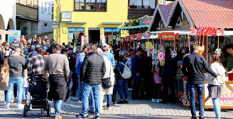 Nach der langen coronabedingten Marktpause kamen die Menschen scharenweise zum ersten Arnsteiner Regionalmarkt.