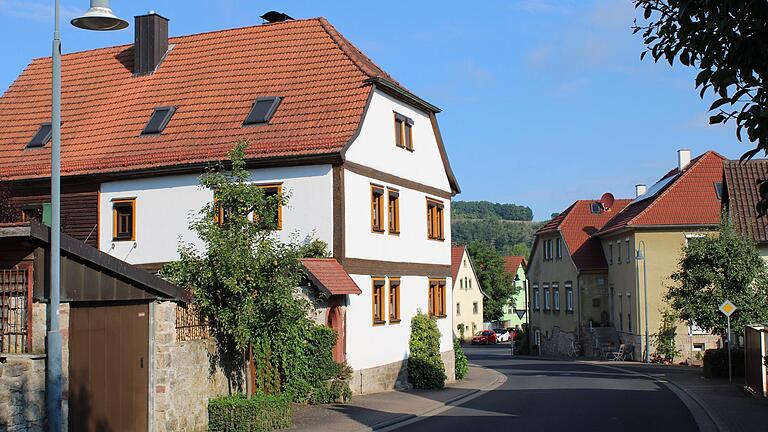 So kann sich ein saniertes Wohngebäude in einen Altort einfügen.