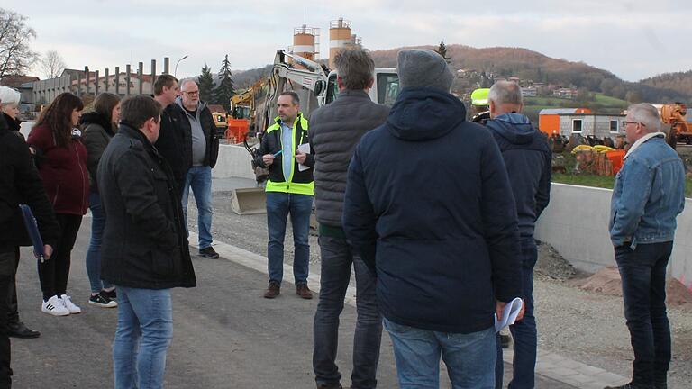 Bei einem Vor-Ort-Termin besichtigte der Fladunger Stadtrat die Baustelle und informierte sich über den Baufortschritt der Erschließung zum neuen Gewerbegebiet an der B 285.