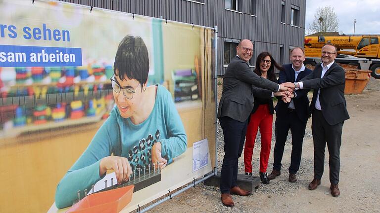 Matthias Rüth, zukünftiger Leiter des Blindeninstituts Würzburg, MdL Barbara Becker, Oberbürgermeister Stefan Güntner und Dr. Marco Bambach, Vorstand der Blindeninstitutsstiftung, bei einem Besuch der Baustelle.&nbsp;