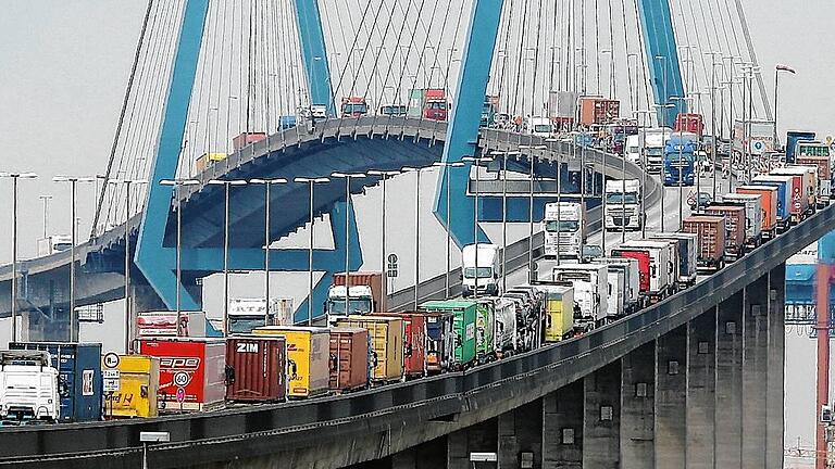 40 Jahre Köhlbrandbrücke       -  Klimasünder Straßenverkehr: Prognosen zufolge könnte sich allein die Zahl schwerer Lastwagen bis 2040 weltweit auf 100 Millionen erhöhen. Der dadurch erhöhte Energieverbrauch hat fatale Auswirkungen auf den CO2-Ausstoß.