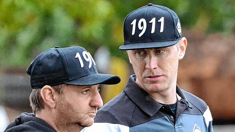 Braucht es da noch Worte? Frank Wettengel (links) und sein designierter Nachfolger Björn Auer, aufgenommen im Oktober bei Bayern Kitzingens 1:4 gegen Kleinrinderfeld. Braucht es da noch Worte? Frank Wettengel (links) und sein designierter Nachfolger Björn Auer, aufgenommen im Oktober bei Bayern Kitzingens 1:4 gegen Kleinrinderfeld.