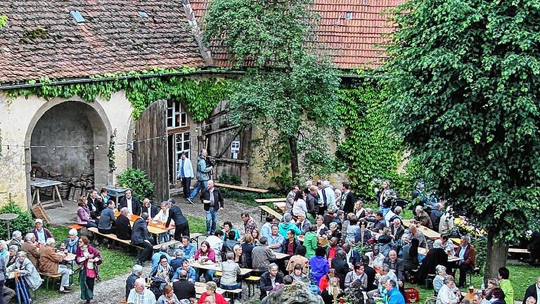 Reges Treiben herrschte beim Jubiläumswochenende im Schlosshof in Friesenhausen. Am Samstag wird es zauberhaft, wenn in Friesenhausen der Adventszauber stattfindet.