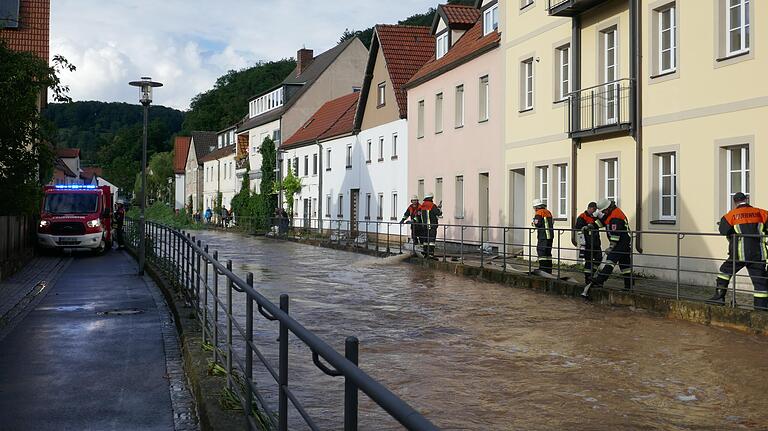 Wenige Stunden zuvor stand hier alles unter Wasser - nun hat sich die Altach wieder in ihr Bett zurückgezogen. Für die Einsatzkräfte beginnen am Freitagabend die Aufräumarbeiten.