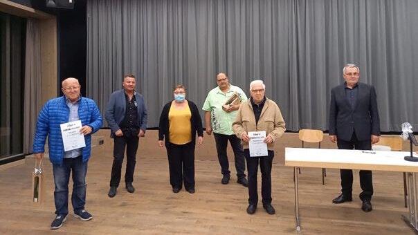 Versammlung des CSU-Ortsverbands Bergl-Oberndorf: Das Bild zeigt die Geehrten, die Ortsvorsitzende und den Bezirksrat (von links) Willy Dekant, Vitalij Stieglitz, Renate Walz, Matthias Ebner, Ansgar Bartenstein und Stefan Funk.