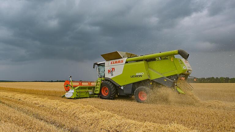 Nicht alle Landwirte konnten Getreide und Stroh rechtzeitig vor dem Regen einbringen. (Symbolfoto)