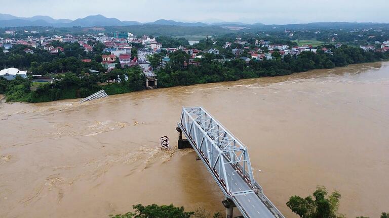 Taifun 'Yagi' in Vietnam       -  Ein Teil der Brücke stand noch, der Rest verschwand in kurzer Zeit in den Fluten.