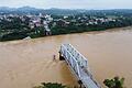 Taifun 'Yagi' in Vietnam       -  Ein Teil der Brücke stand noch, der Rest verschwand in kurzer Zeit in den Fluten.