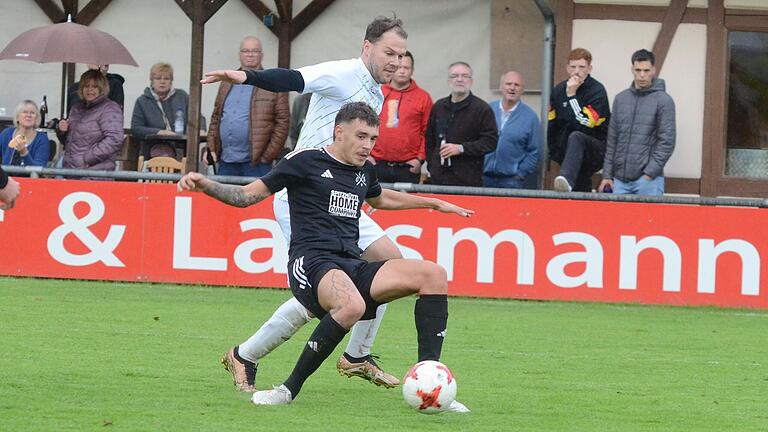 Kein Durchkommen: Der Helmstädter Luis Schmitt (vorne) stellt sich Felix Schanbacher vom TSV Neuhütten-Wiesthal entgegen.