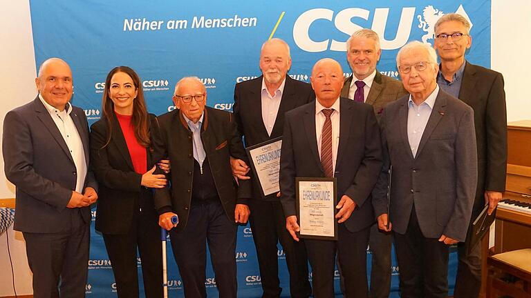 CSU Rottenbauer feiert 50-jähriges Bestehen und ehrt langjährige Mitglieder (von links): Ortsverbandsvorsitzender Christian Schulz, Bundestagskandidatin und Sozialreferentin Hülya Düber,  Heinz Eck, Richard Kaiser, Rainer Schott, Bezirksvorsitzender Steffen Vogel, Elmar Bach und Rainer Beckmann