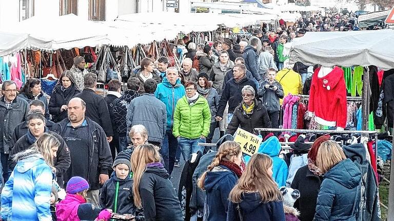 Beliebter Treff: der Advents- und Weihnachtsmarkt in Langenleiten.