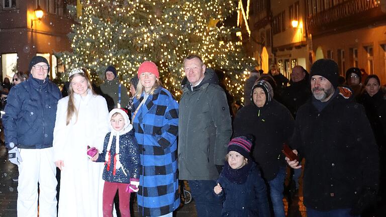 Joachim Beck (links) und Julia Moutschka vom Marketingverein sowie die Zuckerfee Magdalena Gebhardt und Bürgermeister Peter Juks ließen die Stadt im weihnachtlichen Lichterglanz erstrahlen. Joachim Beck (links) und Julia Moutschka vom Marketingverein sowie die Zuckerfee Magdalena Gebhardt und Bürgermeister Peter Juks ließen die Stadt im weihnachtlichen Lichterglanz erstrahlen.