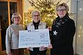 Auf dem Foto Ilse Nenninger, Ruth Koch und Angelika Ochs bei Übergabe des Spendenschecks.