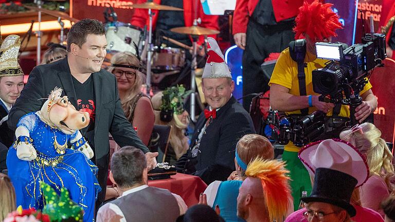 Wenn Sebastian Reich mit seiner Amanda bei 'Fastnacht in Franken' ins Publikum geht, ist Peter Schmehl - hier rechts im Pumuckl-Kostüm - mit seiner Steadycam immer in der Nähe. Wenn Sebastian Reich mit seiner Amanda bei 'Fastnacht in Franken' ins Publikum geht, ist Peter Schmehl - hier rechts im Pumuckl-Kostüm - mit seiner Steadycam immer in der Nähe. 