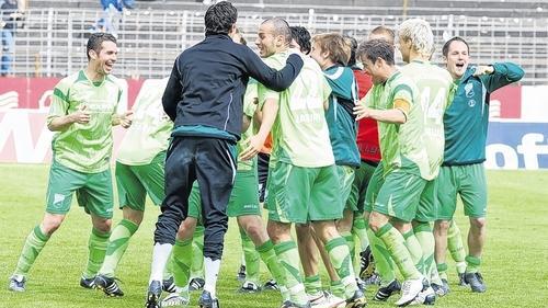 Auf dieses Tänzchen haben die Fußballer des TSV Großbardorf über fünf Monate warten müssen: Das 1:0 in Darmstadt war ihr erster Regionalligasieg seit dem Nikolaustag. Auf dieses Tänzchen haben die Fußballer des TSV Großbardorf über fünf Monate warten müssen: Das 1:0 in Darmstadt war ihr erster Regionalligasieg seit dem Nikolaustag.