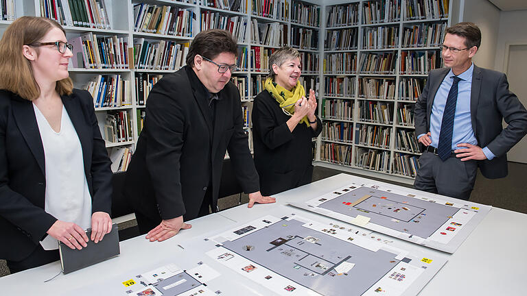 Andrea Brandl, Leiterin der Kunsthalle Schweinfurt (Dritte von links), erläutert ihr Konzept für die Neuhängung zum zehnten Geburtstag des Hauses – ohne die Sammlung Hierling. Mit im Bild, von links: wissenschaftliche Mitarbeiterin Julia Weimar, Kulturamtsleiter Christian Kreppel und OB Sebastian Remelé. Andrea Brandl, Leiterin der Kunsthalle Schweinfurt (Dritte von links), erläutert ihr Konzept für die Neuhängung zum zehnten Geburtstag des Hauses – ohne die Sammlung Hierling. Mit im Bild, von links: wissenschaftliche Mitarbeiterin Julia Weimar, Kulturamtsleiter Christian Kreppel und OB Sebastian Remelé. 