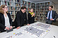 Andrea Brandl, Leiterin der Kunsthalle Schweinfurt (Dritte von links), erläutert ihr Konzept für die Neuhängung zum zehnten Geburtstag des Hauses – ohne die Sammlung Hierling. Mit im Bild, von links: wissenschaftliche Mitarbeiterin Julia Weimar, Kulturamtsleiter Christian Kreppel und OB Sebastian Remelé.&nbsp;