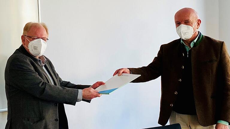 Abschied mit Abstand:&nbsp;Landrat Thomas Habermann hat den langjährigen Leiter der Berufsfachschule für Musik in Bad Königshofen, Professor Ernst Oestreicher (links), in den Ruhestand verabschiedet.