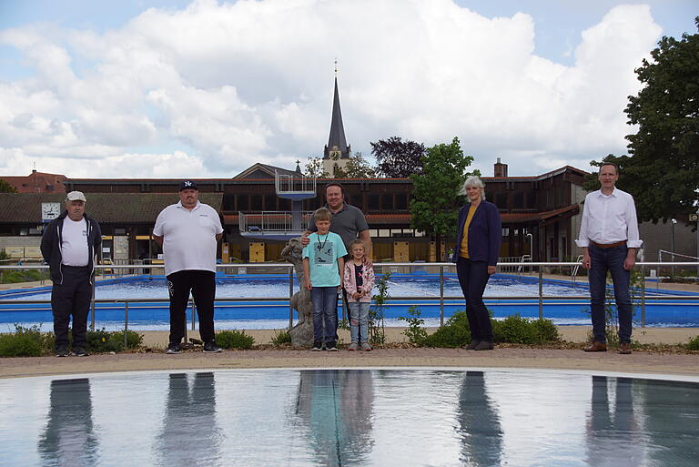 Unter den gleichen Corona-Auflagen wie im letzten Jahr eröffnete das Eltmanner Freibad am Wochenende die Saison. Auf einen schönen Sommer freuen sich (von links): die Männer vom Beckenrand Arved Grüßner und Schwimmmeister „Moggerla“, der Verantwortliche in der Stadtverwaltung Sebastian Schilling mit Luis und Emilia, Bürgermeister Michael Ziegler und Petra Hoffmann an der Kasse. Unter den gleichen Corona-Auflagen wie im letzten Jahr eröffnete das Eltmanner Freibad am Wochenende die Saison. Auf einen schönen Sommer freuen sich (von links): die Männer vom Beckenrand Arved Grüßner und Schwimmmeister „Moggerla“, der Verantwortliche in der Stadtverwaltung Sebastian Schilling mit Luis und Emilia, Bürgermeister Michael Ziegler und Petra Hoffmann an der Kasse.
