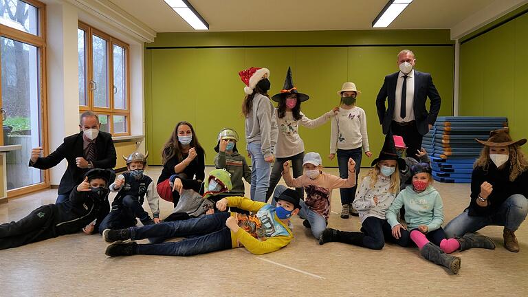 Schülerinnen und Schüler der Grundschule Bütthard besuchten kürzlich das „Geschichten Camp“ von Daniela Scheuren (rechts). Über einen spielerischen Zugang fördert die Theaterpädagogin Ausdrucksfähigkeit, Stimme und Selbstbewusstsein der Kinder. Landrat Thomas Eberth (hinten rechts) und der Leiter der Kreisentwicklung Michael Dröse (hinten links) überzeugten sich selbst davon, dass das Projekt Früchte trägt.