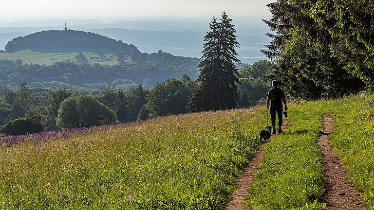 Weite Aussichten in einer herrlichen Landschaft prägen die Wanderungen in der Rhön. Einige der Touren zählen zu den schönsten Wegen in Deutschland. Weite Aussichten in einer herrlichen Landschaft prägen die Wanderungen in der Rhön. Einige der Touren zählen zu den schönsten Wegen in Deutschland. 