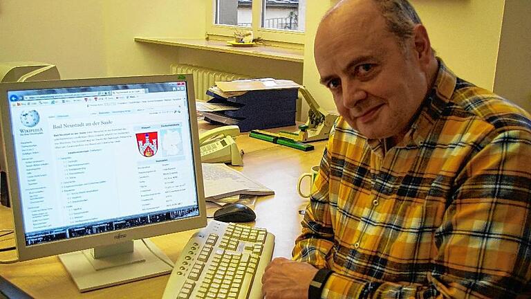 Wikipedia-Autor aus Leidenschaft: Als Archivar der Stadt Bad Neustadt kennt sich Thomas Künzl gut mit deren Geschichte aus. Deshalb schreibt er viele Artikel, wie zum Beispiel über die Gartenstadt, selbst. Für einen Text arbeitet er sich meist ein bis zwei Jahre in die Thematik ein.Foto: Sarah Zubel